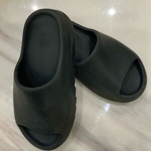 adidas Yeezy Slide 'Dark Onyx' kids slippers